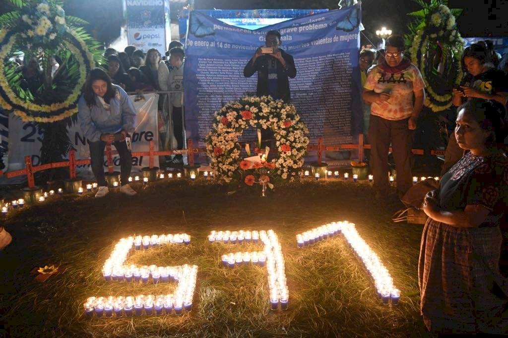 Altar realizado en el Parque Central en conmemoración a las mujeres que han muerto violentamente