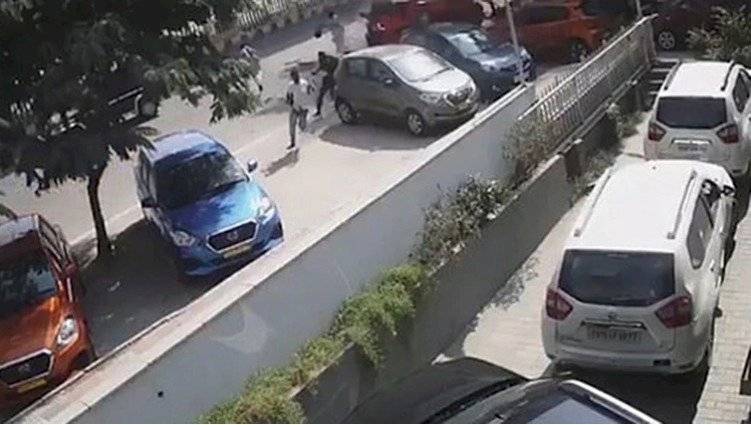 Vehículo cayó de un puente en India