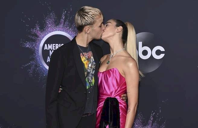 Con apasionado beso, Dua Lipa oficializa relación con Anwar Hadid