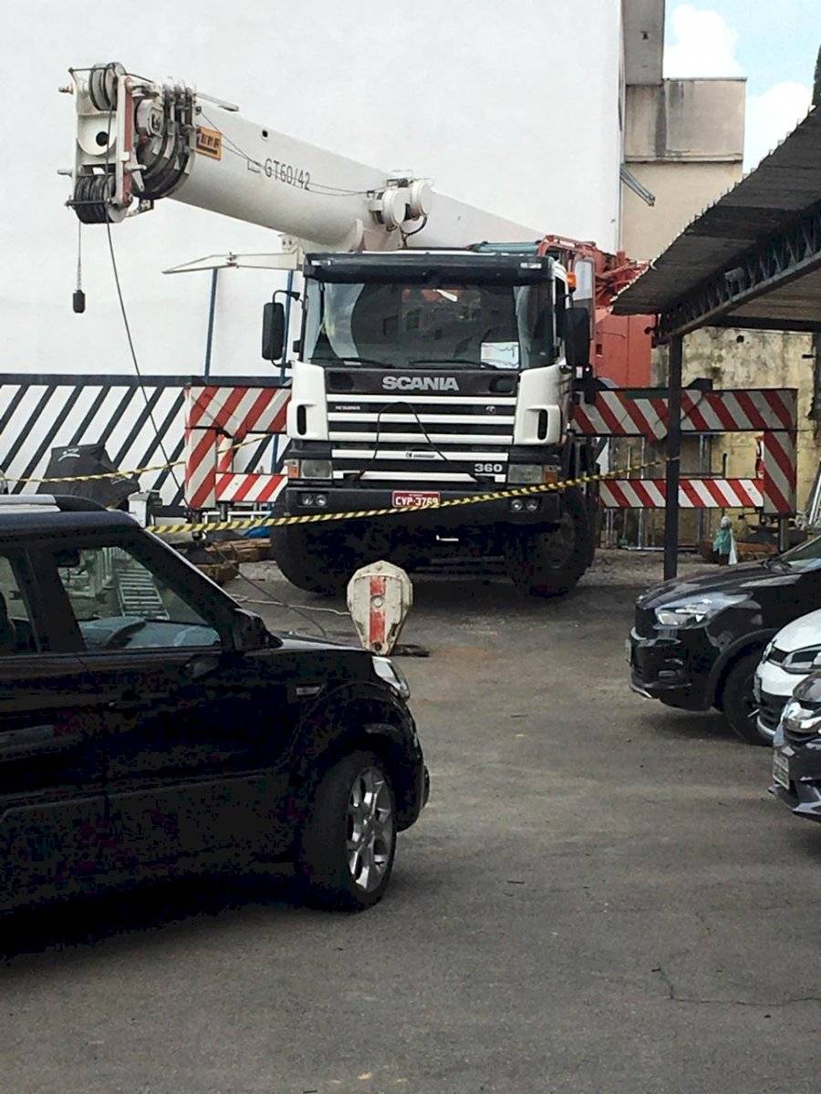 Guindaste quebra, fere três e mata um em Osasco