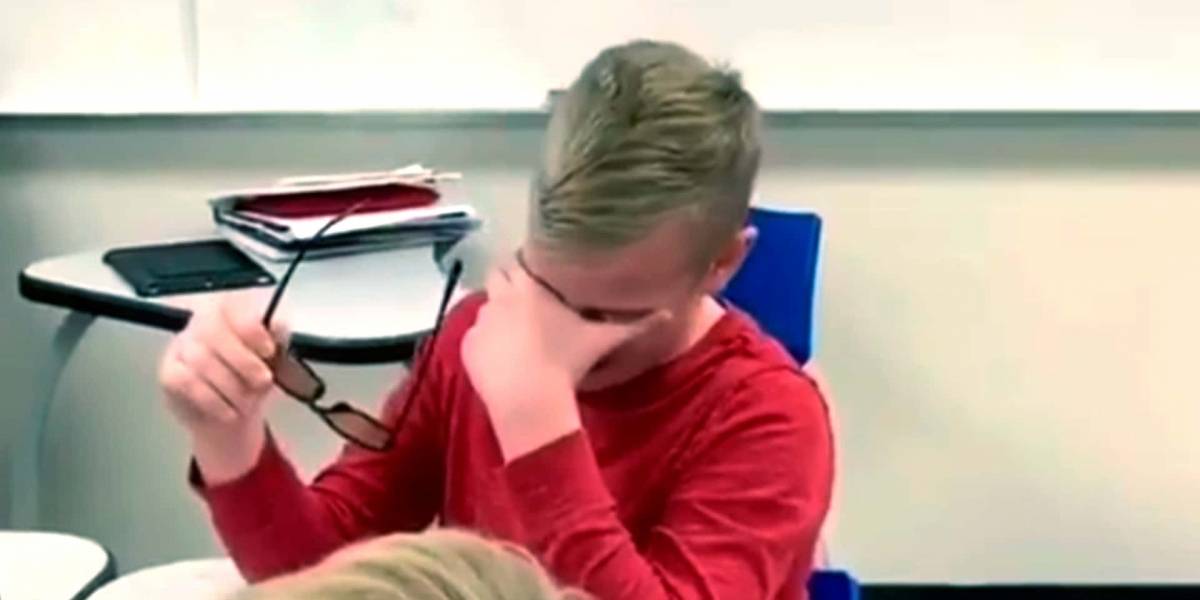 Niño daltónico llora de la emoción al usar unas gafas que le permite ver los colores
