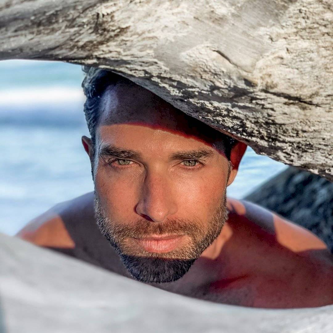 Sebastián Rulli muestra su trasero en la playa