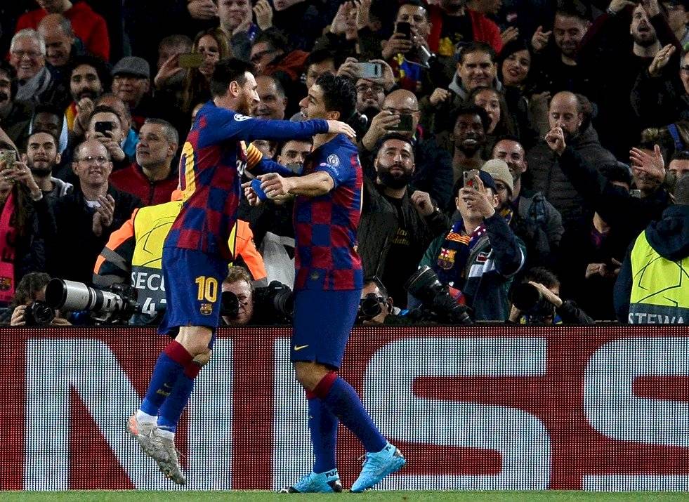 Luis Suarez mete balonazo al ábitro