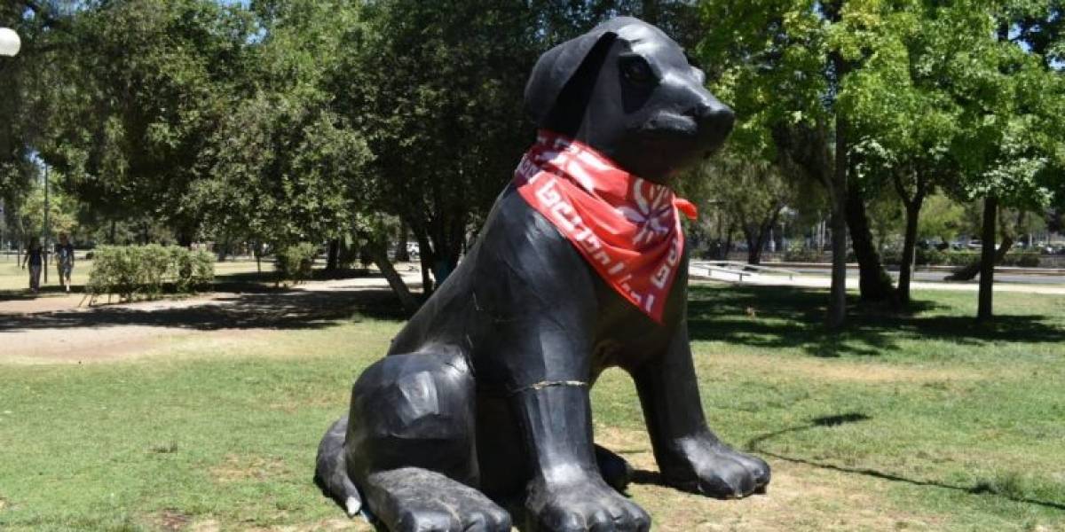 Estatua del Negro Matapacos en plaza de Providencia amanece quemada