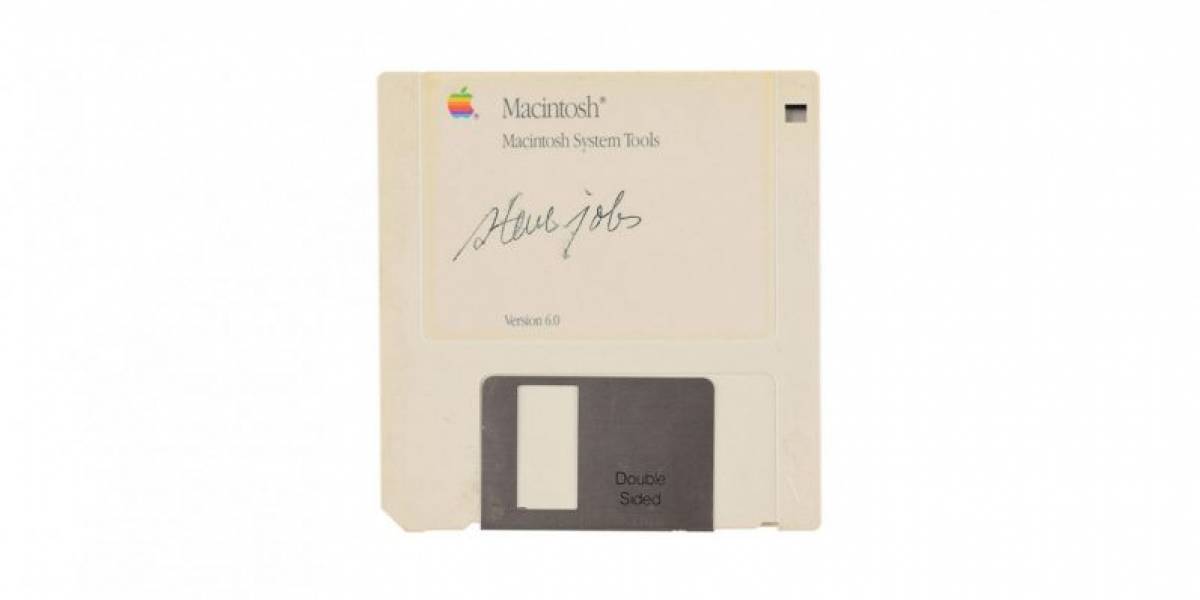 No creerás por cuánto están vendiendo un diskette firmado por Steve Jobs