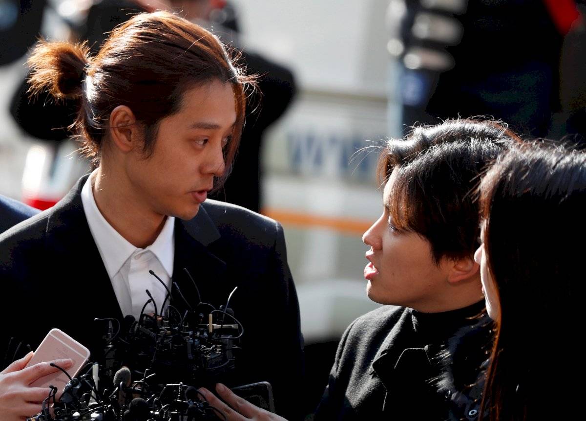 Dos estrellas del K-pop fueron condenados a prisión por violaciones en grupo