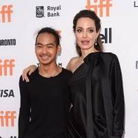 Hijo mayor de Angelina Jolie reaparece y luce irreconocible con jean desgastado, botas de combate y playera negra
