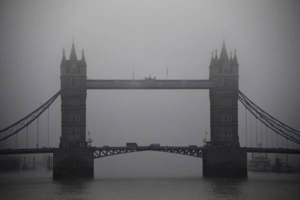 Los principales partidos políticos suspendieron sus actos de campaña en Londres en señal de respeto.