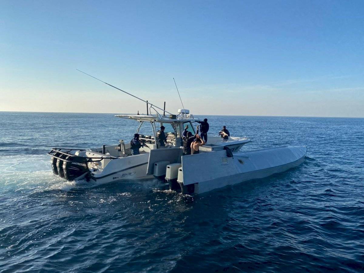 Ejército intercepta embarcación semisumergible en el Pacífico