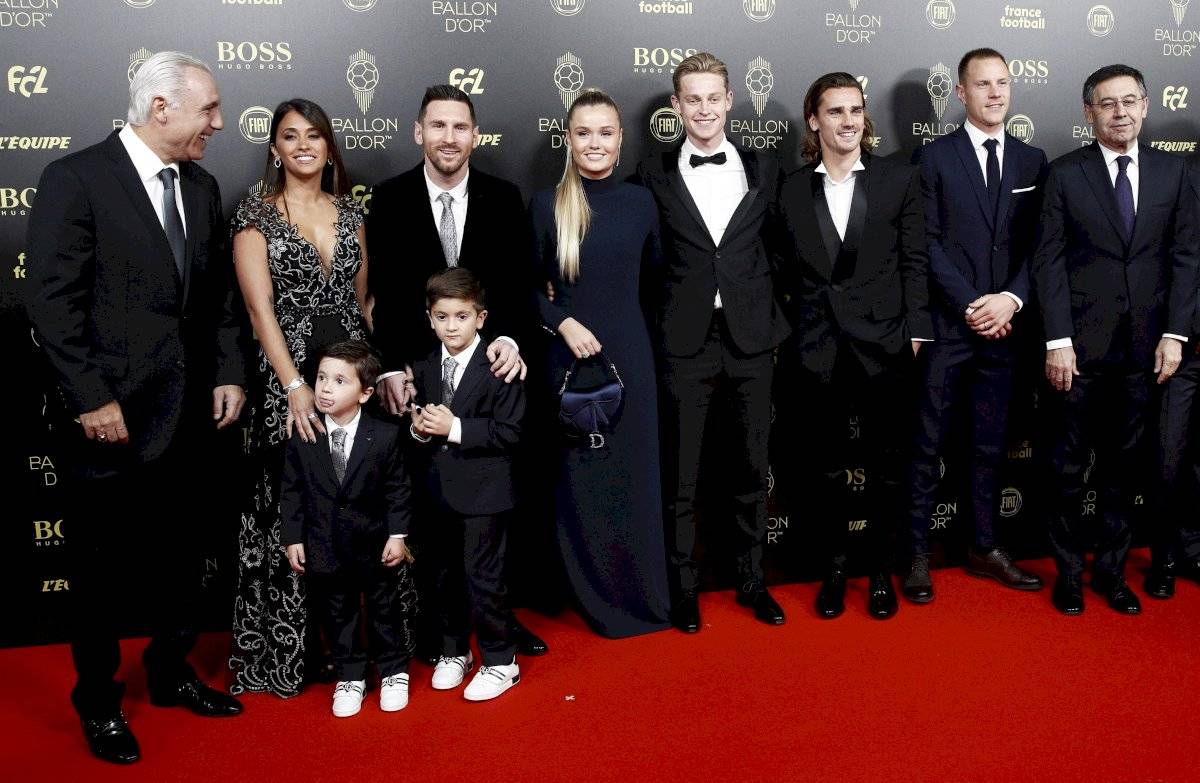 El exdelantero del Barcelona Hristo Stoichkov y el presidente del Barcelona Josep Maria Bartomeu llegan con los jugadores Lionel Messi, su esposa Antonella Roccuzzo y sus hijos