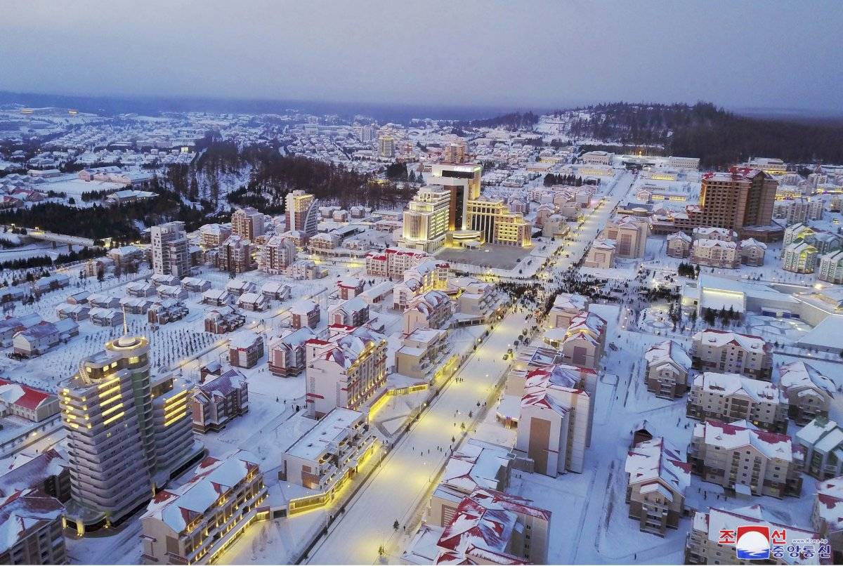 Aspecto de las avenidas, bloques de viviendas y otros edificios de la nueva ciudad en Corea del Norte