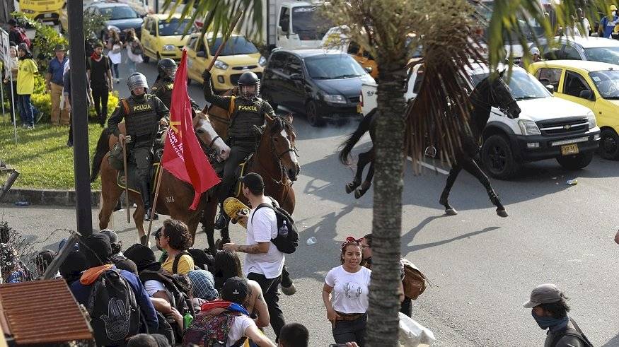 Carabineros dispersaron manifestantes en Medellín