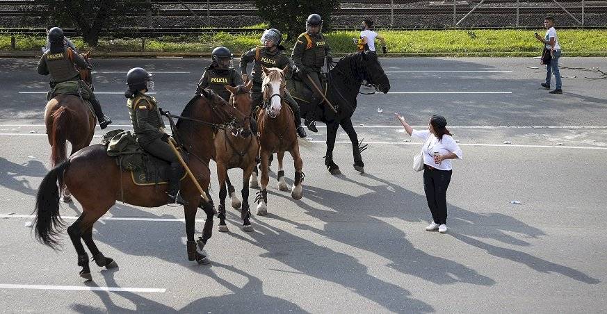 Carabineros dispersaron marcha en Medellín