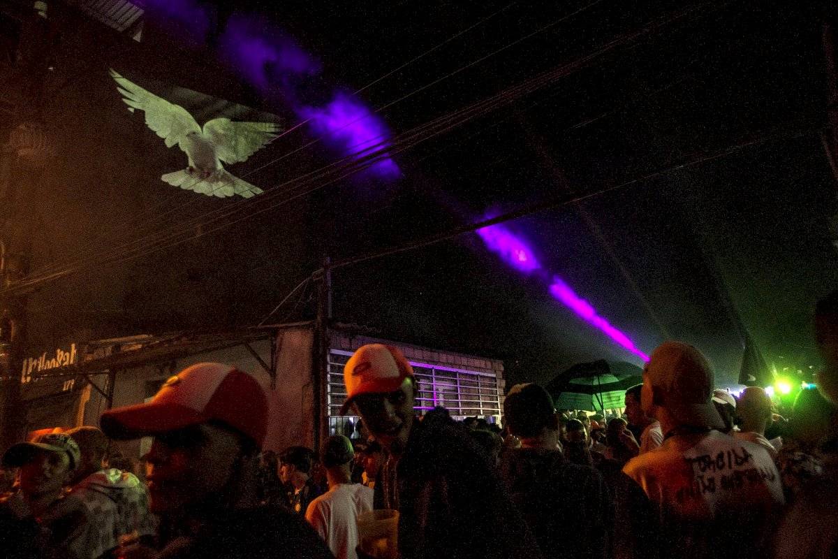 Pomba simbolizando a paz é projetada em baile em Paraisópolis