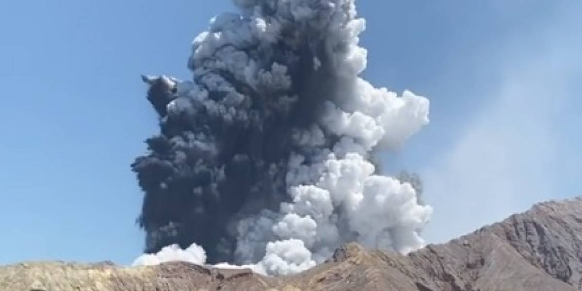 Resultado de imagem para casal de brasileiros escapa por pouco de vulcão em erupção na nova zelândia
