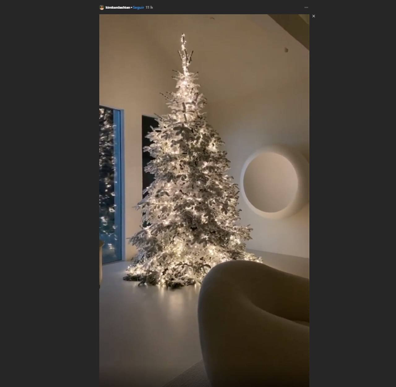 Kim Kardashian exhibe su decoración navideña “minimalista” y pasa de