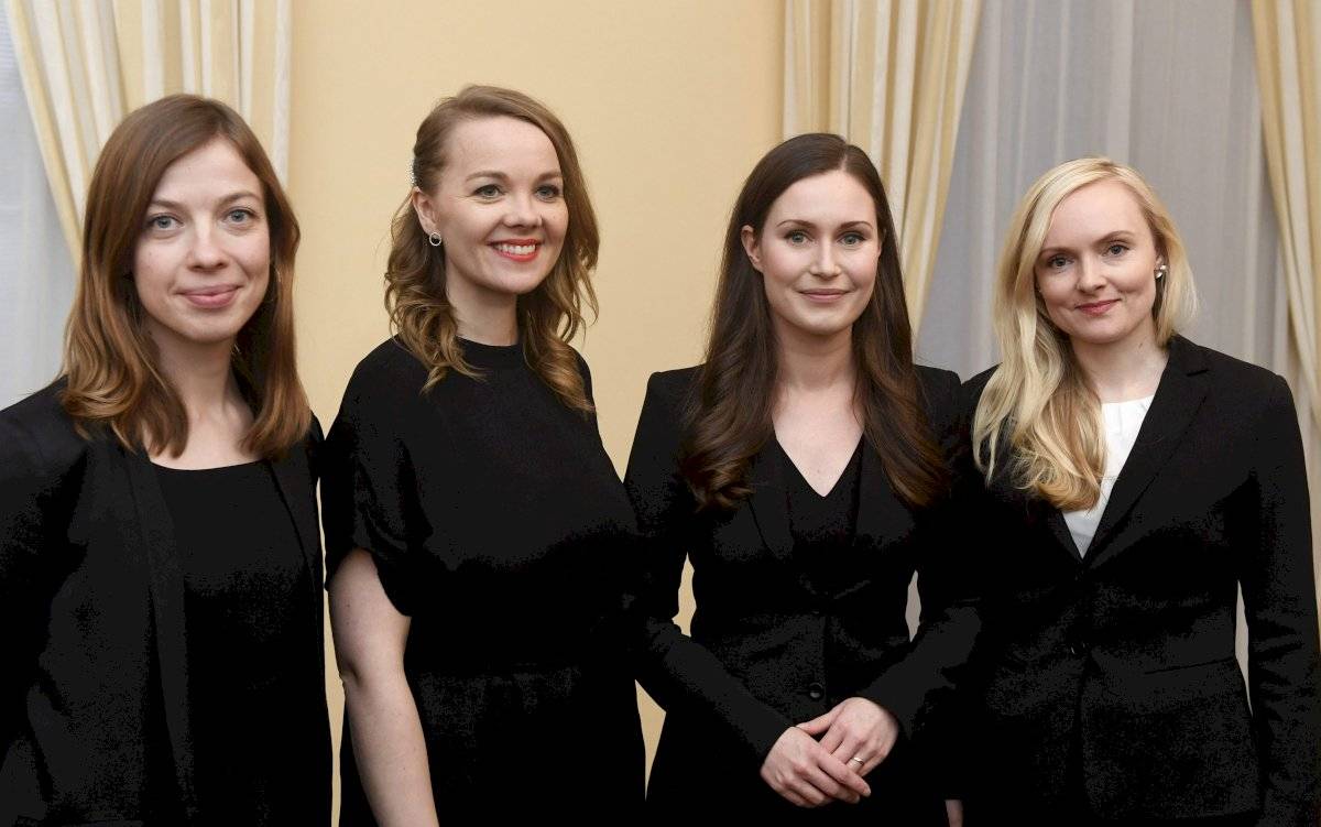 La nueva primera ministra de Finlandia, Sanna Marin, (segunda derecha), con la ministra de Educación, Li Andersson, (izquierda), la ministra de Finanzas, Katri Kulmuni, (segunda izquierda), y la ministra del Interior, Maria Ohisalo, derecha.