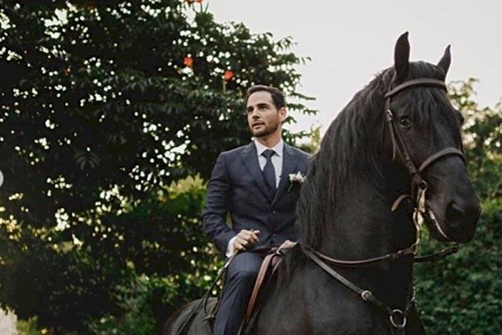 Detalles del hermoso vestido de novia de Yuridia y la llegada triunfal del novio a caballo