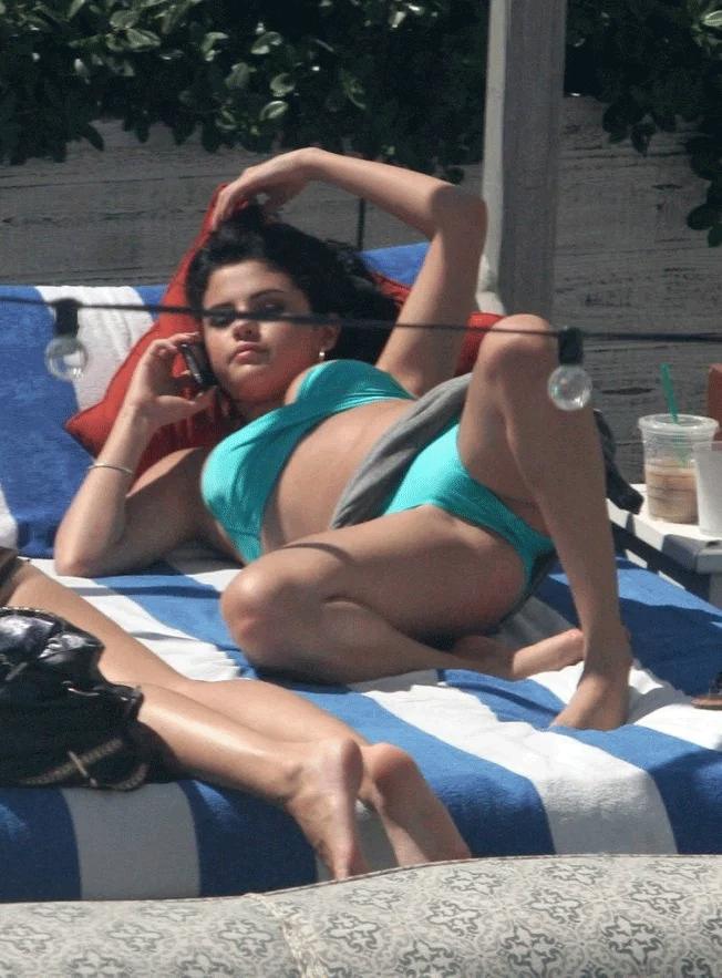 Selena Gomez muestra entrepierna