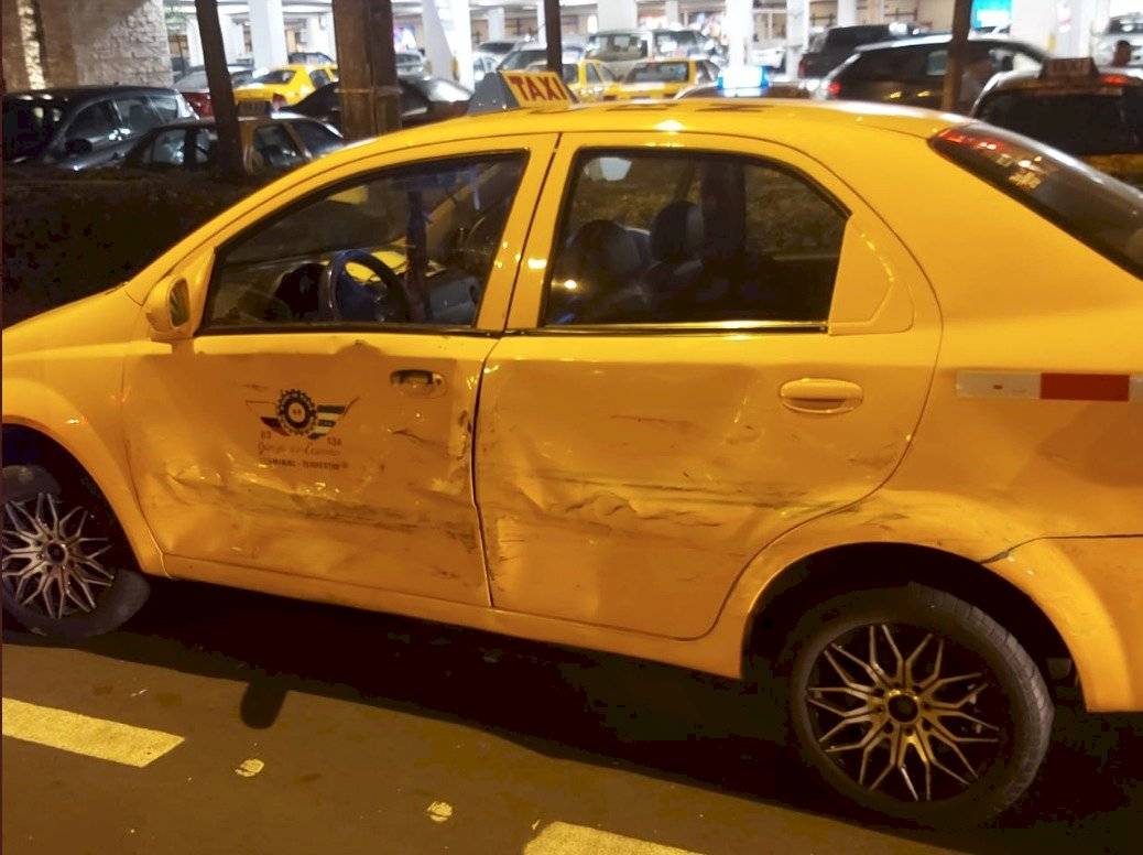 Conductor de vehículo arrastró a un taxi en Samborondón
