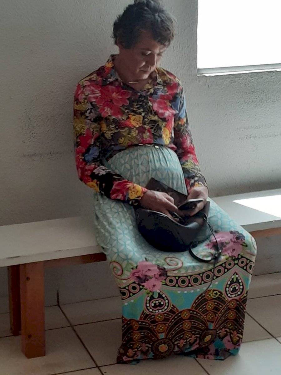 Homem vestido de mulher tenta fazer prova prática do Detran no lugar da mãe