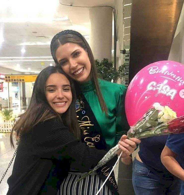 Cris y su mejor amiga en el aeropuerto