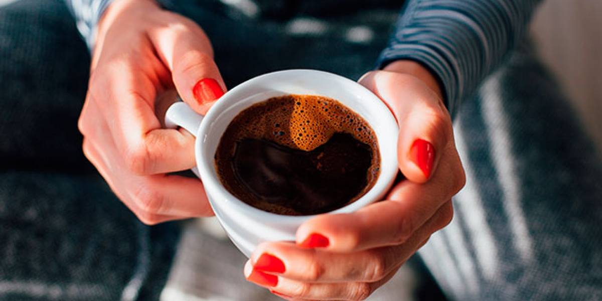 Estudio sugiere que tomar una taza de café antes de realizar la rutina de ejercicios podría mejorar tu rendimiento