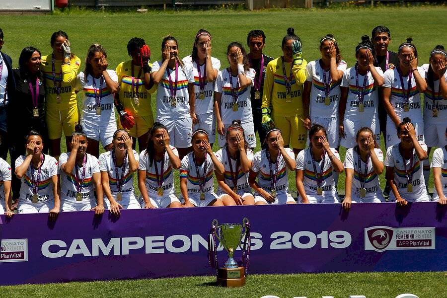 El gesto solidario de las jugadoras de Santiago Morning / Foto: Photosport