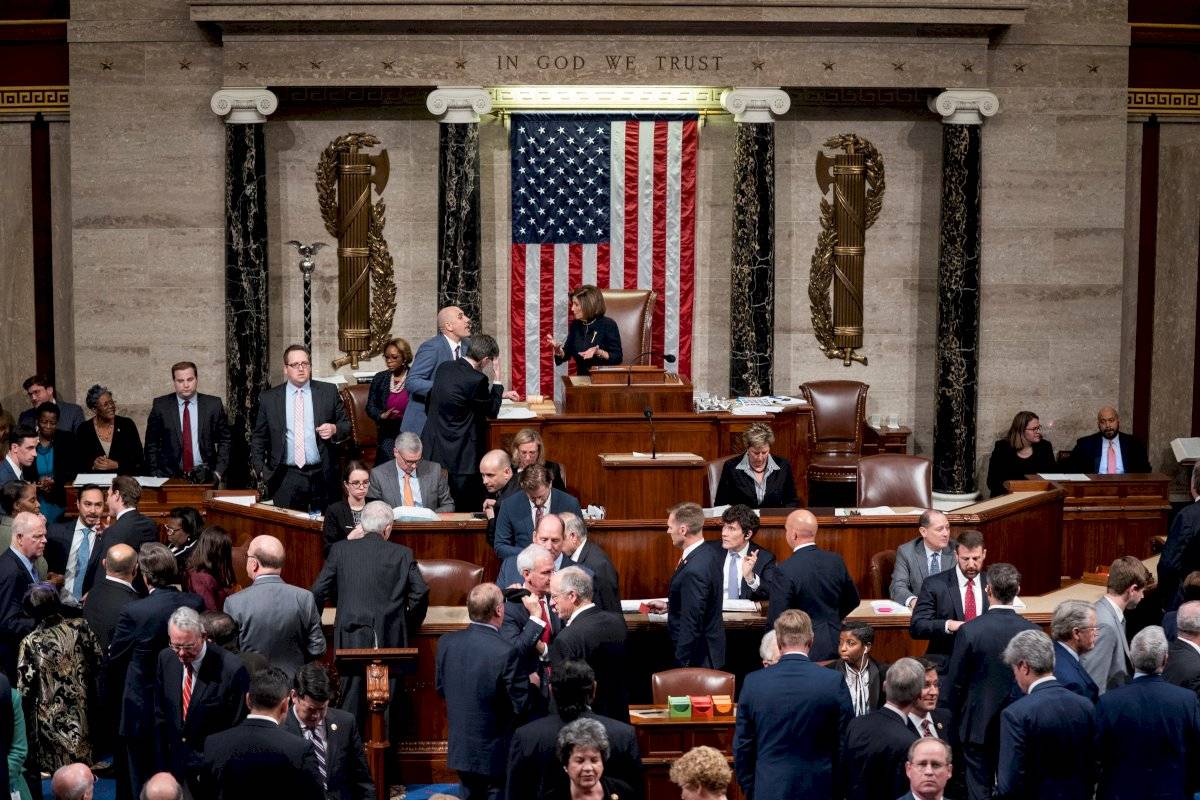 La presidenta demócrata de la Cámara de los Estados Unidos, Nancy Pelosi (C), preside los votos para acusar oficialmente al presidente de los Estados Unidos, Donald J. Trump, sobre dos artículos, abuso de poder y obstrucción del Congreso