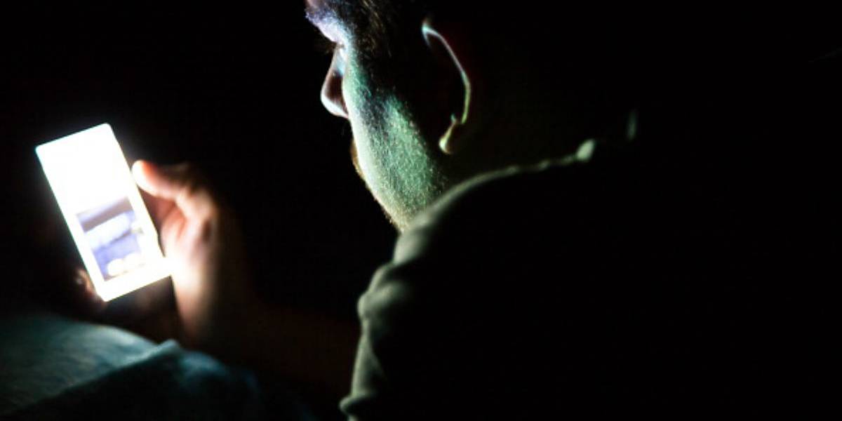 Estudio señala que "modo oscuro" en móviles tendría consecuencias peores al dormir