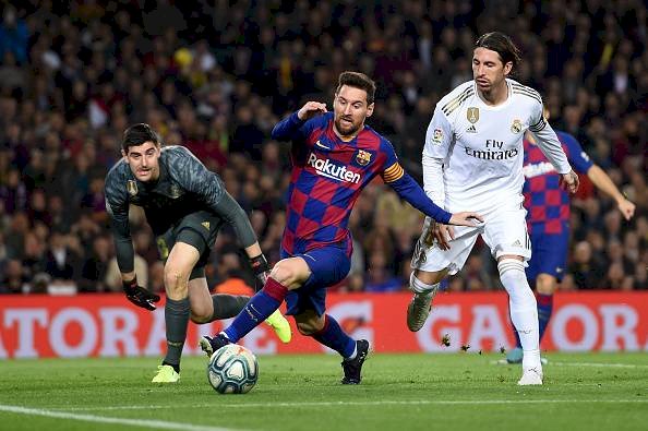 Lionel Messi de Barcelona detiene a Sergio Ramos del Real Madrid durante el partido de Liga entre el FC Barcelona y el Real Madrid CF en el Camp Nou
