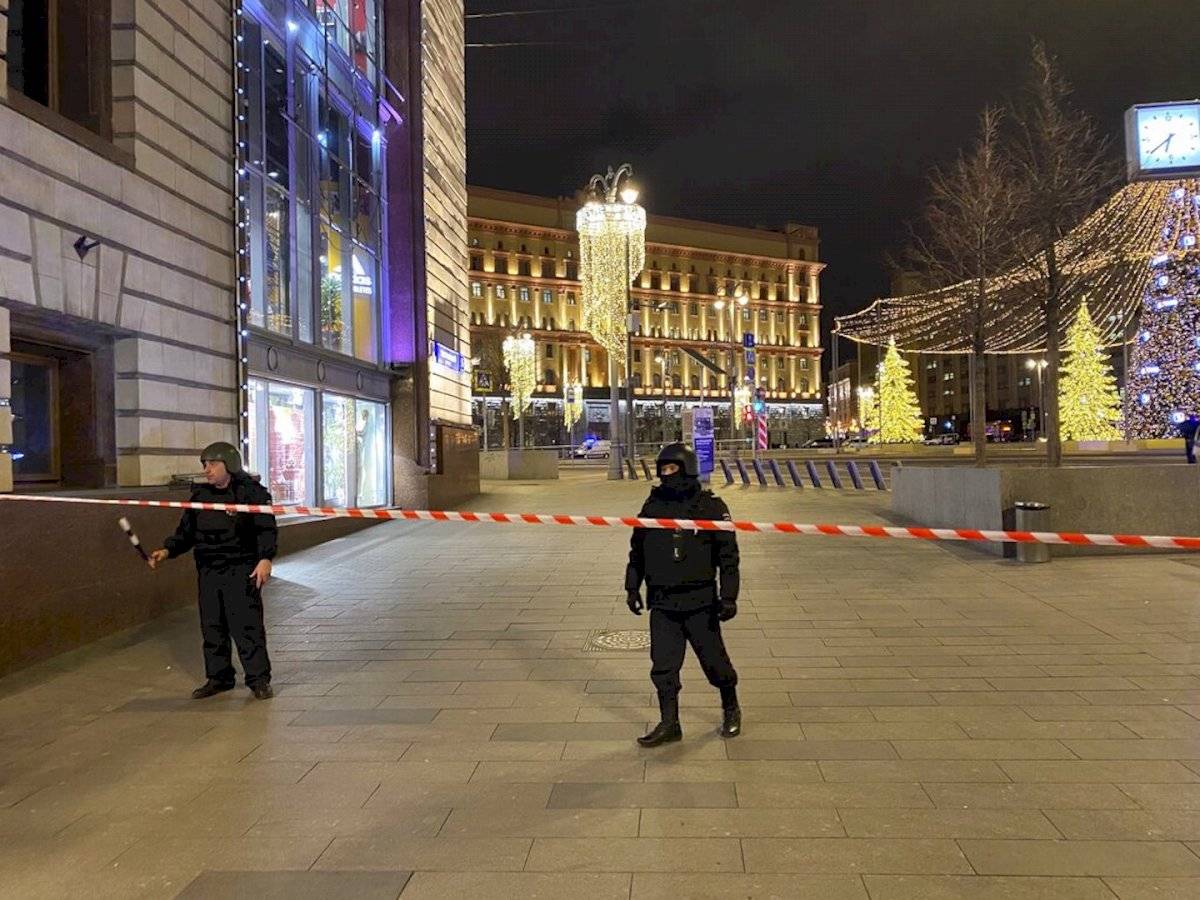 El canal RT informó también de que los artificieros de la policía han sido llamados para desactivar un posible artefacto explosivo.