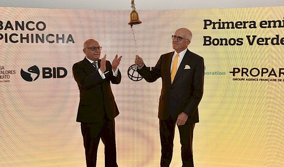 Der a izq. Antonio Acosta, presidente de Banco Pichincha y Gilberto Pazmiño, presidente de la Bolsa de Valores de Quito en el acto simbólico del Campanazo que abrió la primera emisión de bonos verdes en el mercado ecuatoriano de valores.