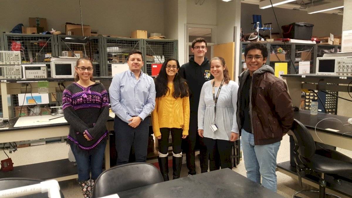 Jorge Uquillas junto a sus estudiantes