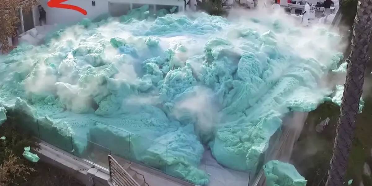 Youtubers revientan jardín con volcán de espuma y se hace viral