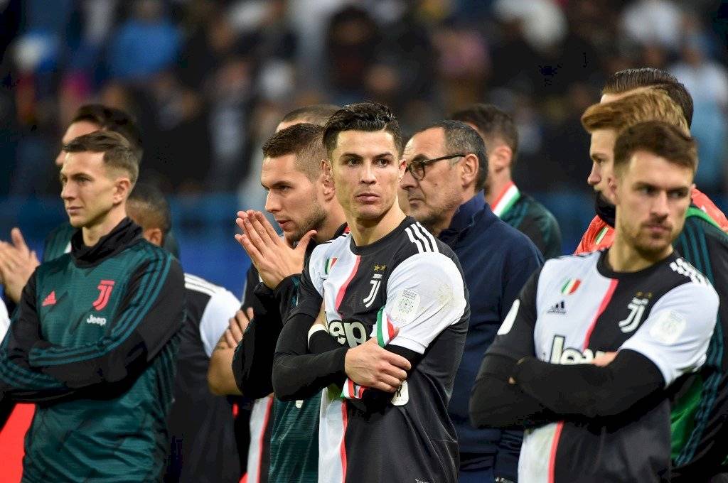 Reacción de Cristiano Ronaldo al recibir medalla de subcampeón de Supercopa Italia