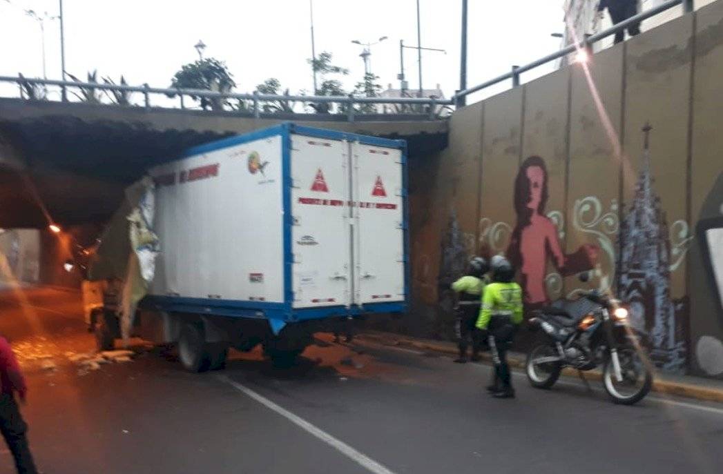 Camión se impactó contra puente de San Blas