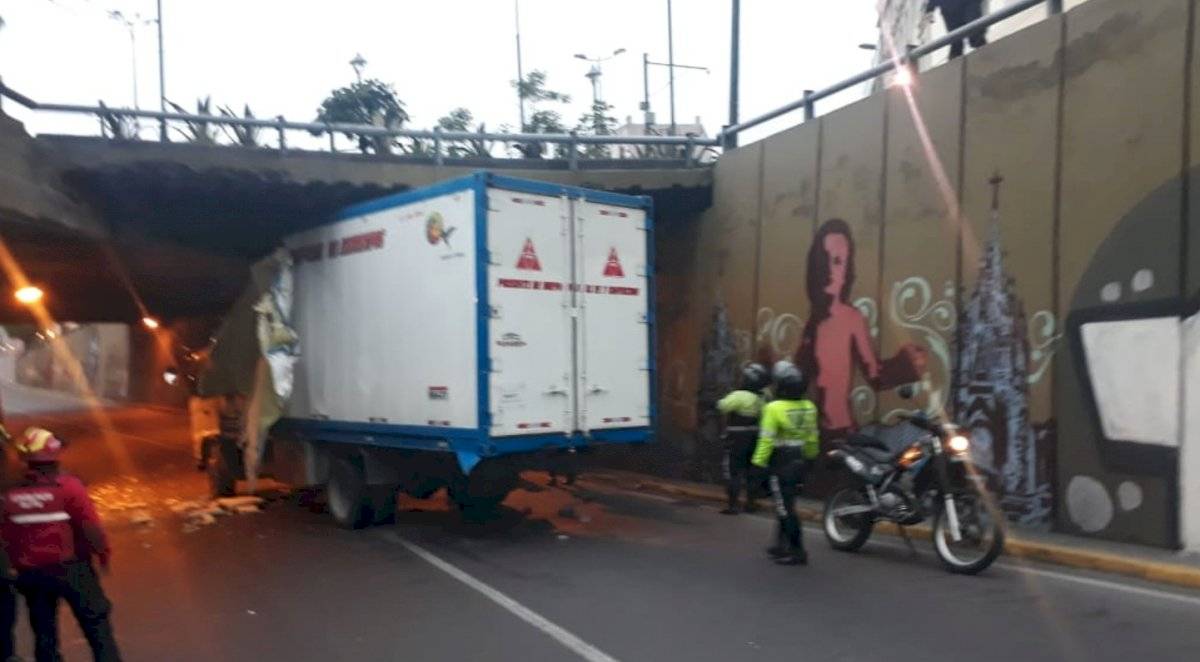Paso deprimido de San Blas, cerrado por camión accidentado