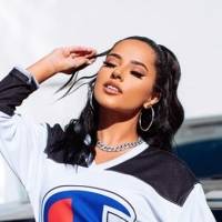 Becky G y las prendas vintage que cuestan más de 200 dólares con las que muestra un estilo desenfadado