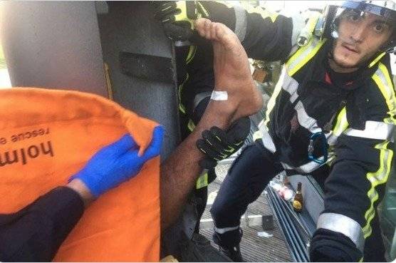 Joven quedó atrapado en un poste de luz por tratar de rescatar su celular