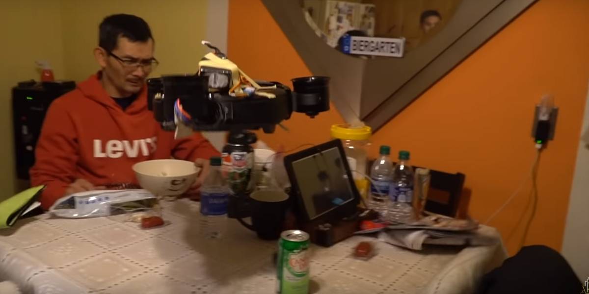 Black Mirror: ingeniero crea aspiradora Roomba que vuela (y ensucia más de lo que limpia)