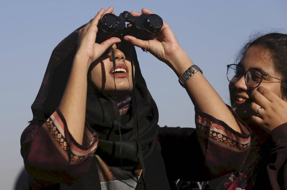 En lugares como Jaffna (Sri Lanka), Singapur y el sur de Filipinas, miles de curiosos pudieron observar el fenómeno con gafas, cámaras y telescopios equipados con filtros especiales, mientras que en otros sitios como Yakarta o Manila alcanzaron a ver un e