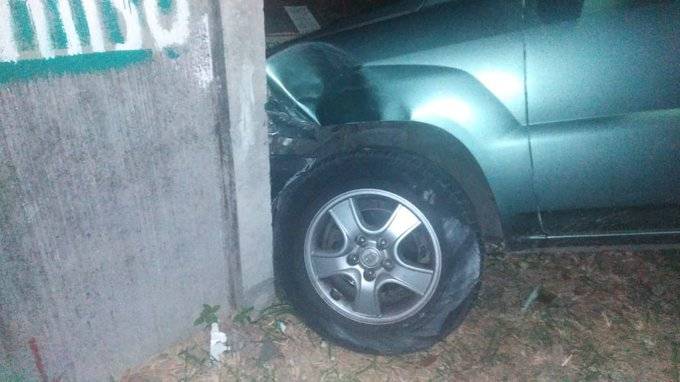 Vehículo se empotra en inmueble en Villa Nueva
