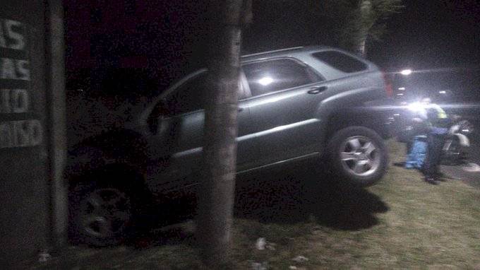 Vehículo se empotra en inmueble en Villa Nueva