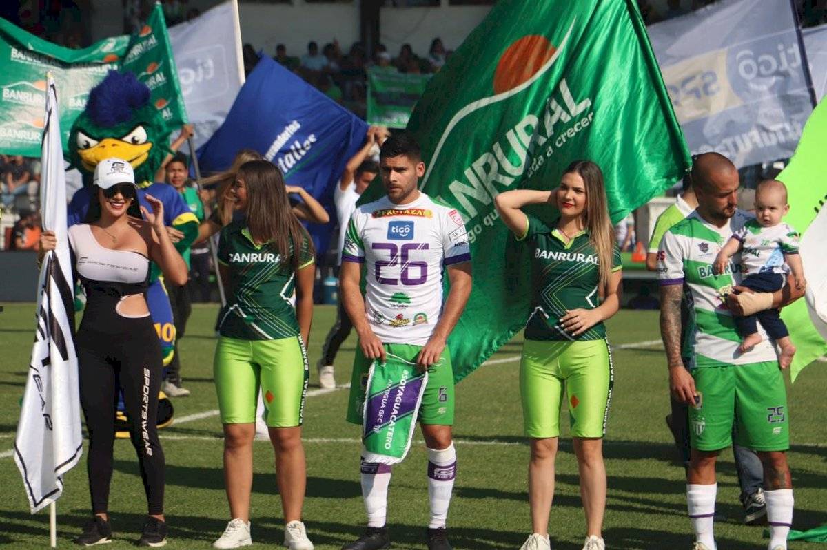 José Carlos Pinto con la playera de Cristian Jiménez