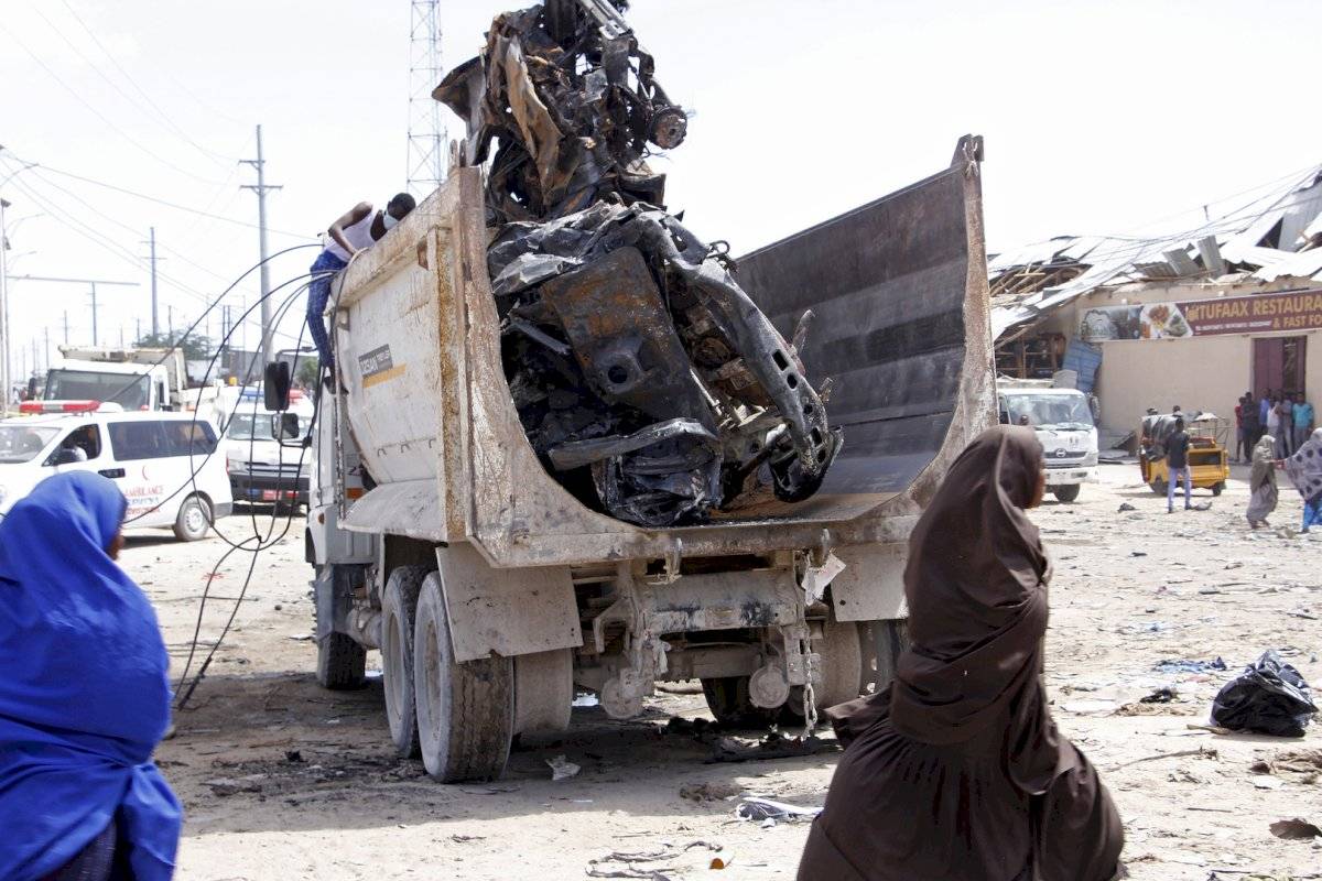 En los alrededores de la zona afectada había numerosos coches patrulla, estudiantes y vendedores ambulantes de qat (estimulante vegetal muy consumido en Somalia), según diversos testigos.