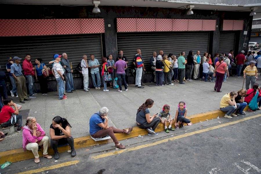 Las largas filas en Venezuela para comprar con el sancionado petro