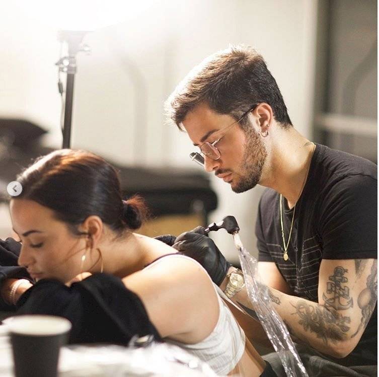 Demi lovato siendo tatuada por Alessandro Capozzi