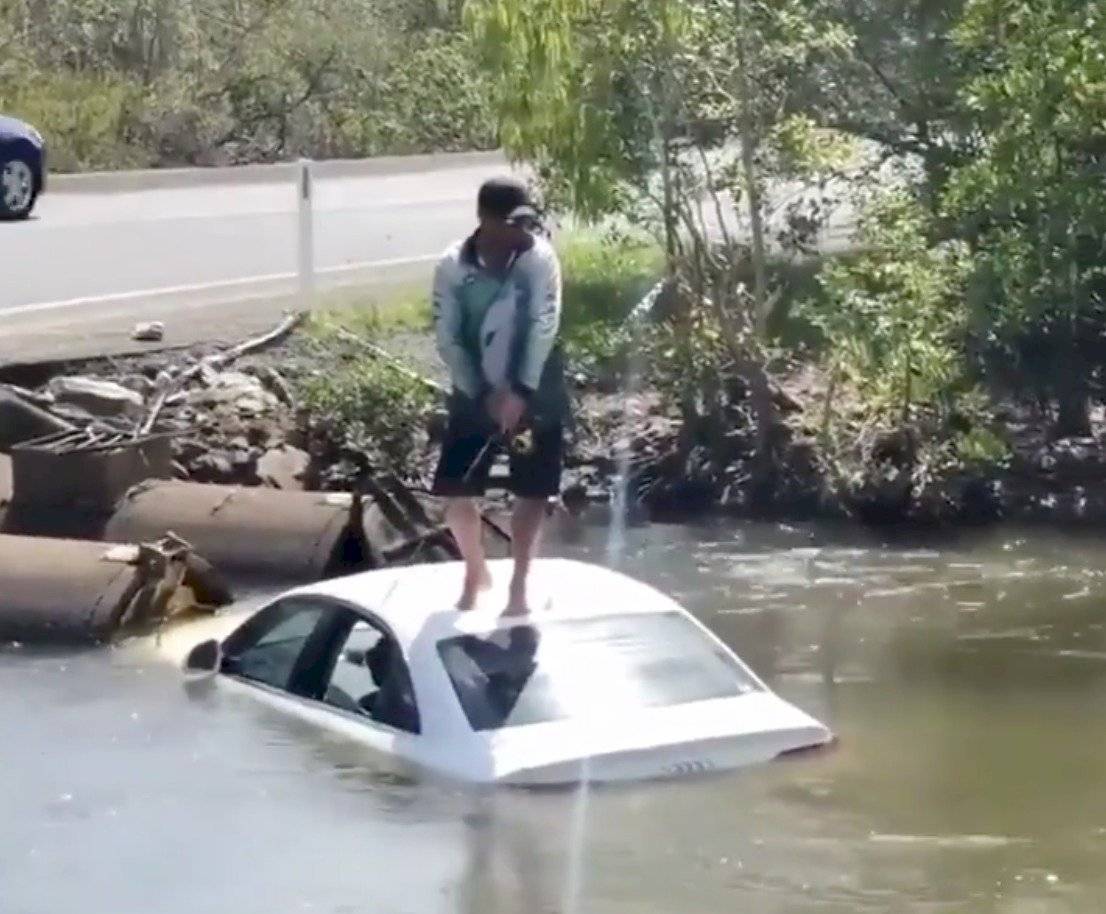 hombre auto lancha pescar cocodrilo