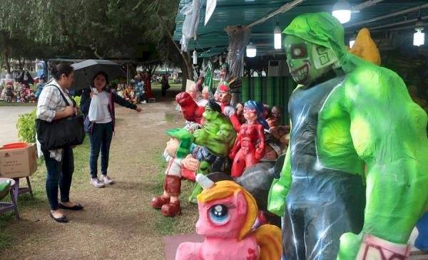 Figuras de superhéroes y políticos, listas para ir a las llamas en Ecuador